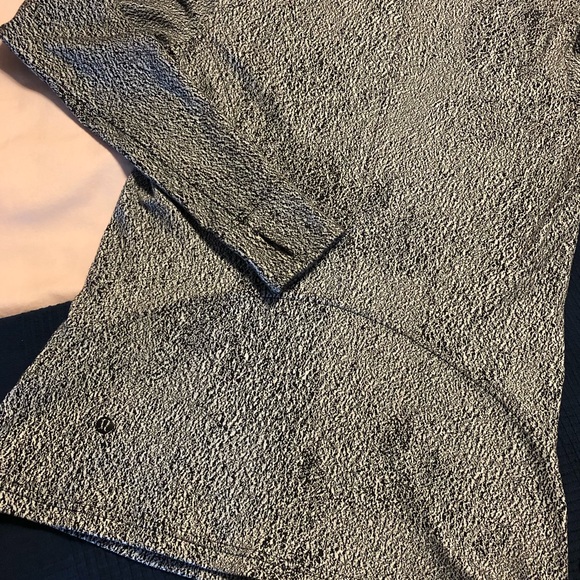 Gorgeous Lululemon Turtleneck Size 4 - Picture 12 of 12